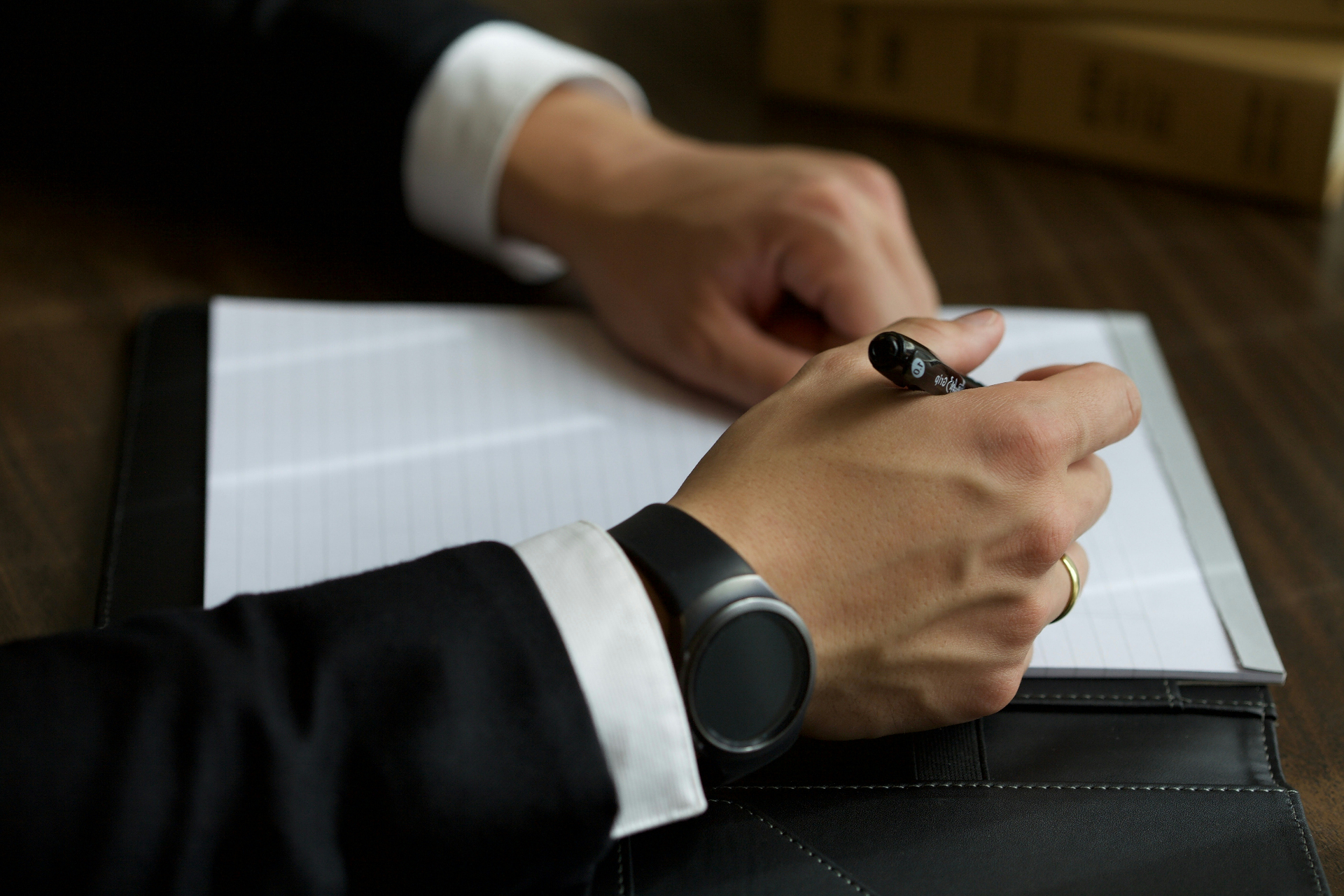 Profissional do escritório Dametto Advocacia em atendimento
